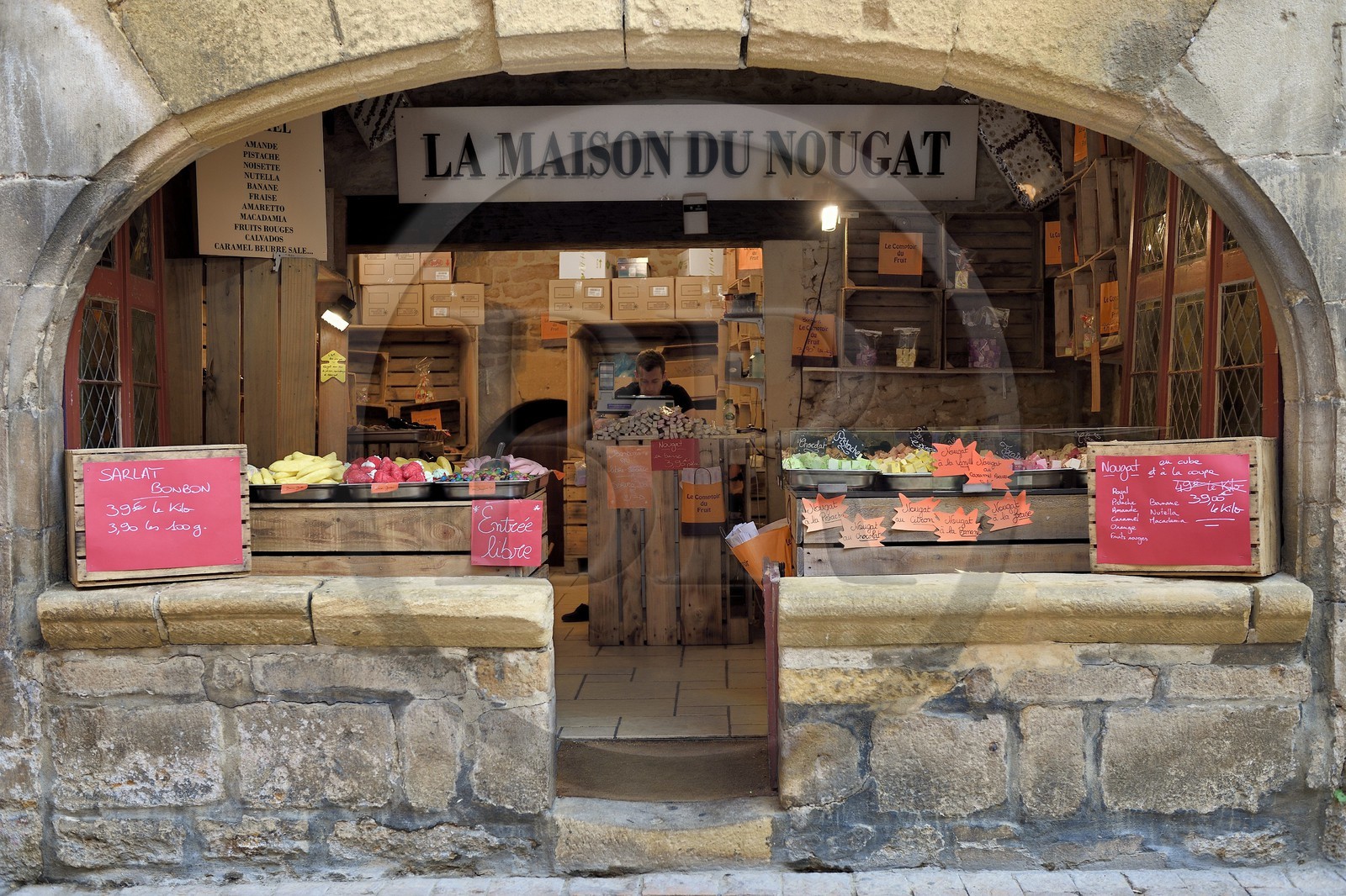 France, Dordogne (24), Périgord Noir, vallée de la Dordogne, Sarlat-la-Canéda, devanture de magasin place de la Liberté