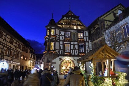 France, Haut-Rhin (68), Kaysersberg, maison à pans de bois sur la place du Vieux Marché à Noël