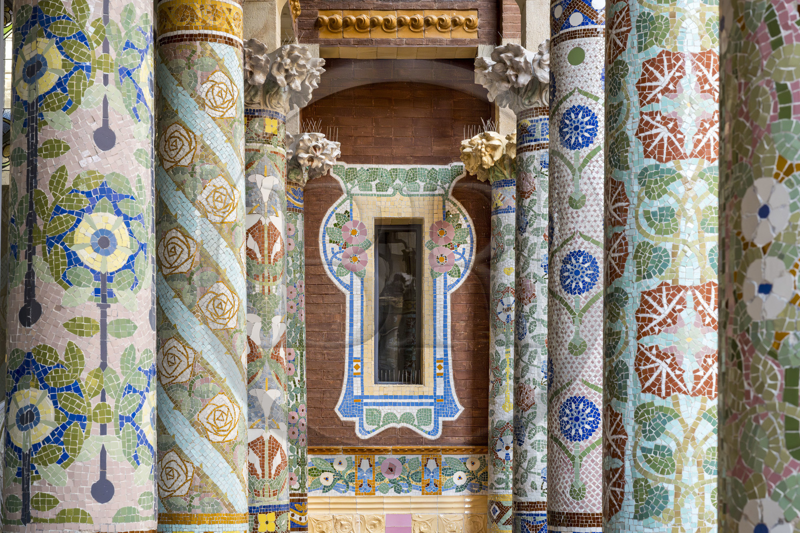 Espagne, Catalogne, Barcelone, Palau de la Musica Catalana (palais de la musique catalane), salle de concert dessinée par l'architecte du modernisme catalan Lluis Domènech i Montaner, site classé au Patrimoine Mondial de l'UNESCO, colonnes en mosaïque de la loggia extérieure