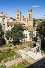 France, Hérault (34), Montpellier, centre historique appelé l’Ecusson, la fontaine aux licornes dans le jardin de la place du Canourgue et les tours de la Cathédrale Saint-Pierre en arrière plan