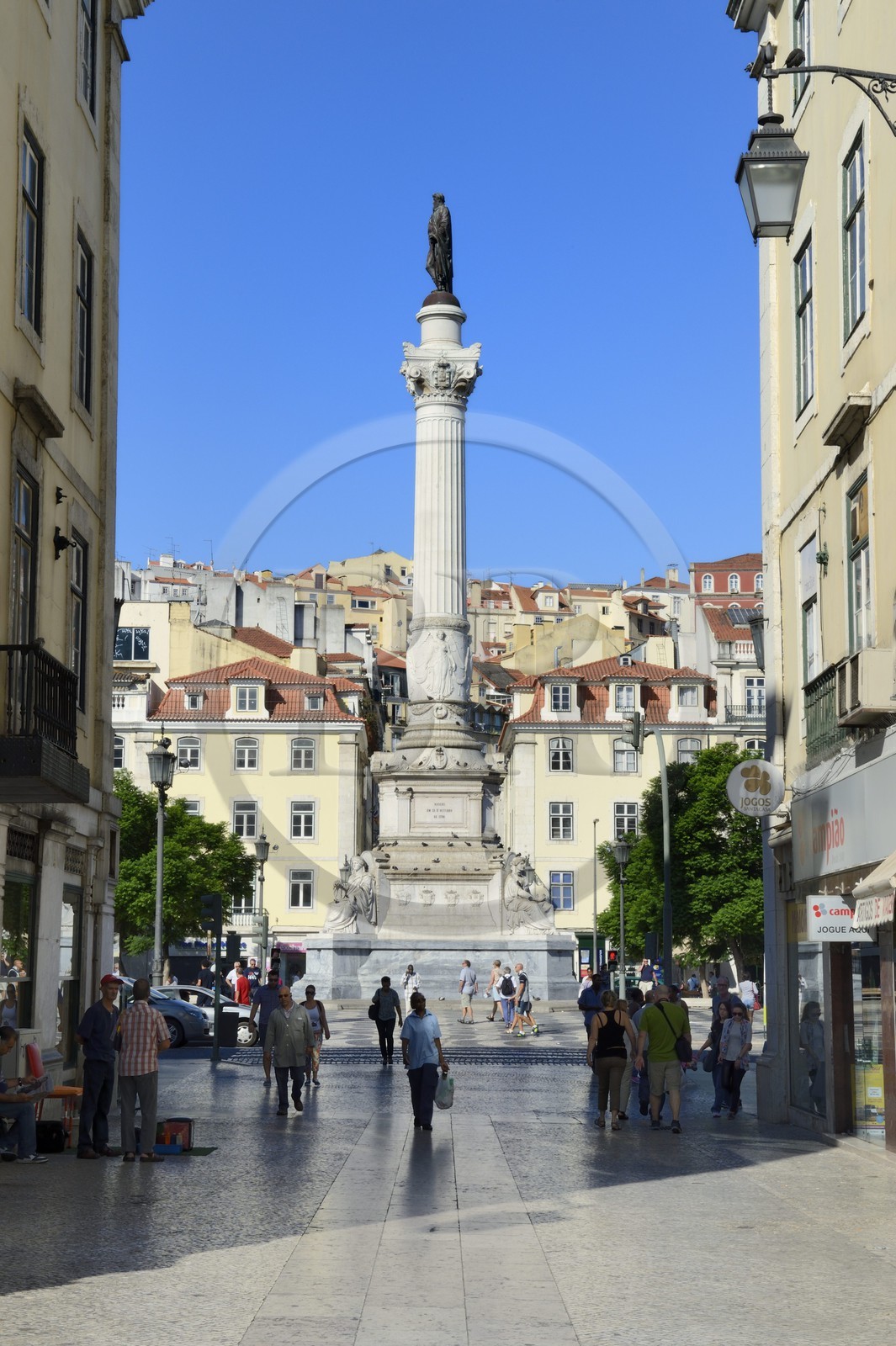 Portugal, Lisbonne, quartier de Baixa pombalin, rue reliant la place de Dom Pedro IV à la place da Figuiera (aussi appelée Rossio), monument à Dom Pedro IV