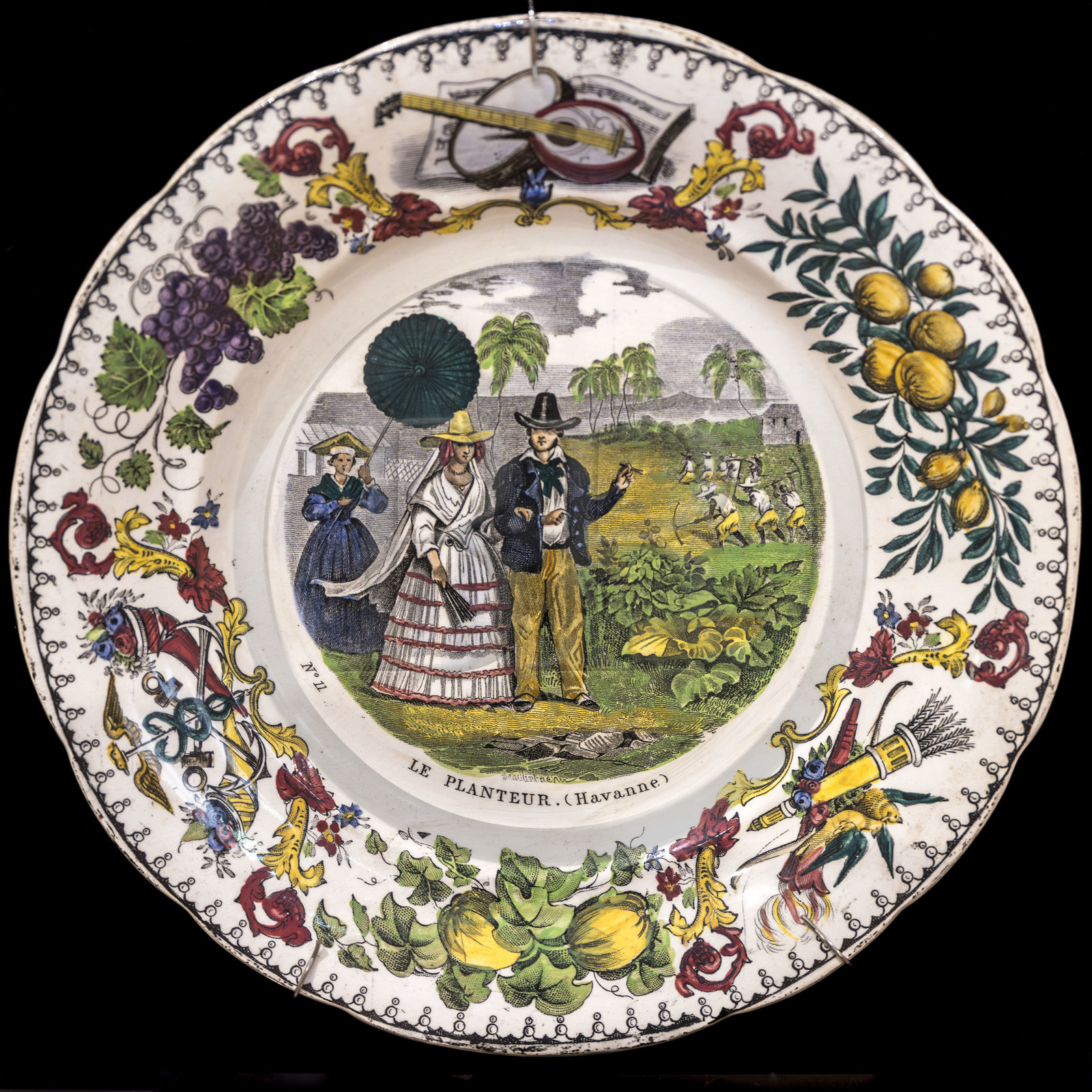 France, Charente-Maritime (17), La Rochelle, Musée du Nouveau-Monde dans l'Hotel Fleuriau, assiette représentant un planteur et sa femme à la Havane