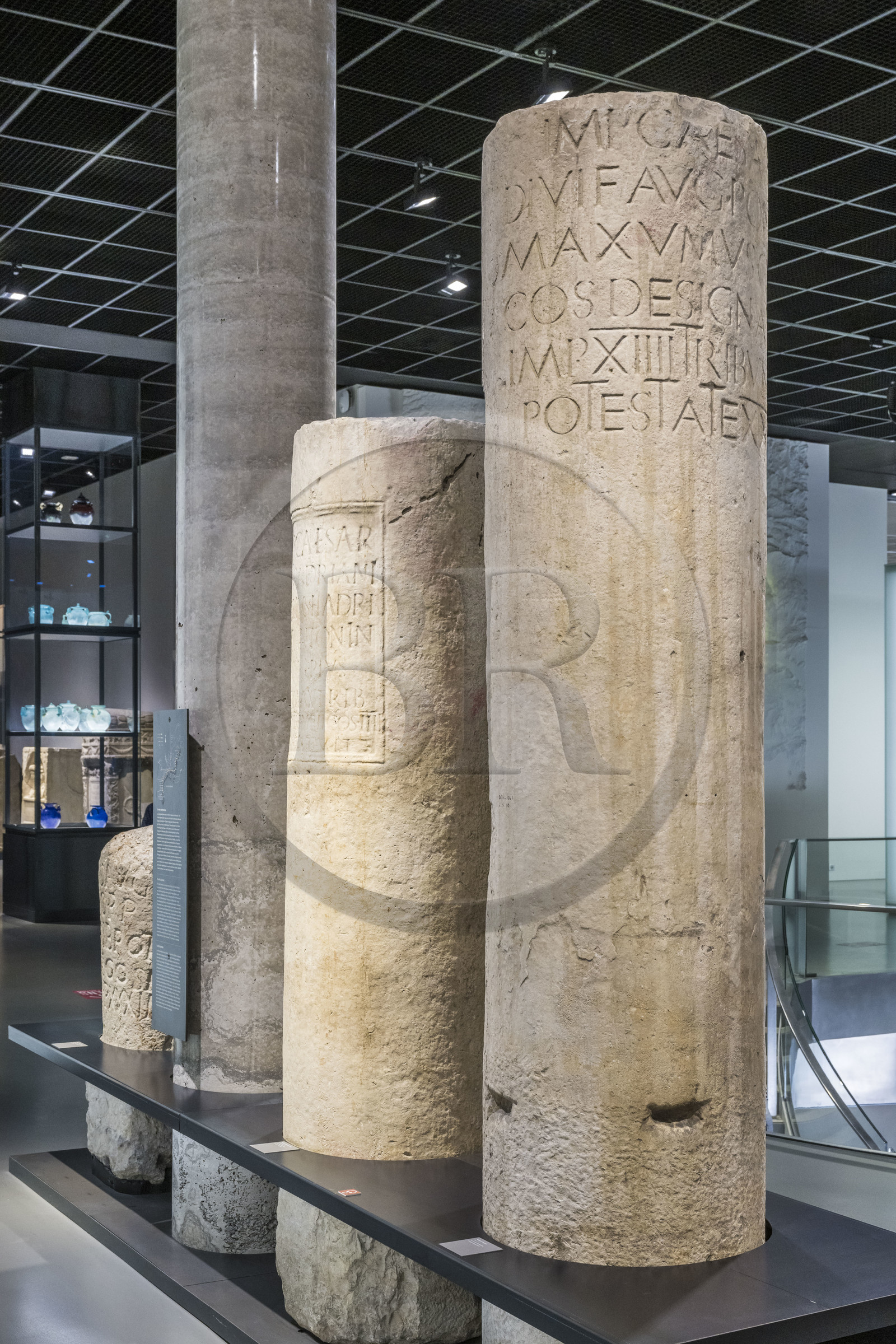 France, Gard (30), Nîmes, Musée de la Romanité de l'architecte Elizabeth de Portzamparc, borne milliaire d'Auguste (3 av. J.-C.) sur la Voie Domitienne (Via Domitia)