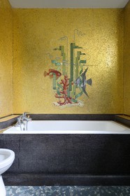 France, Ille-et-Vilaine (35), Rennes, la Maison Odorico rue Joseph Sauveur, mosaiques de Isidore Odorico dans la salle de bain