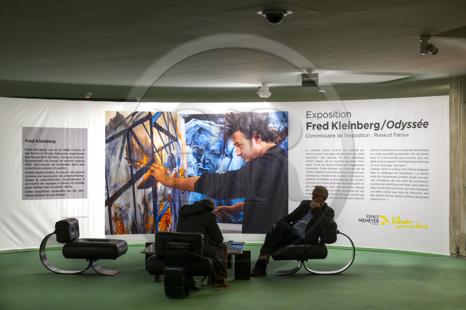 France, Paris (75), place du Colonel Fabien, immeuble du parti communiste français de l'architecte Oscar Niemeyer, vernissage de l'exposition Odyssée de l'artiste Fred Kleinberg à l'Espace Niemeyer