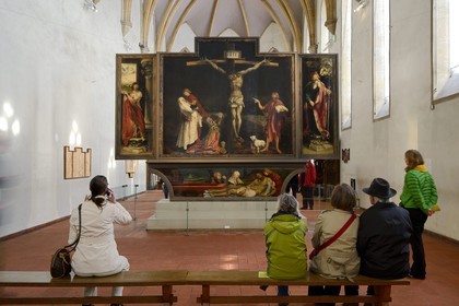 France, Haut-Rhin (68), Colmar, le musée Unterlinden, le retable d'Issenheim attribué à Grünewald, scène de la Crucifixion et Mise au tombeau