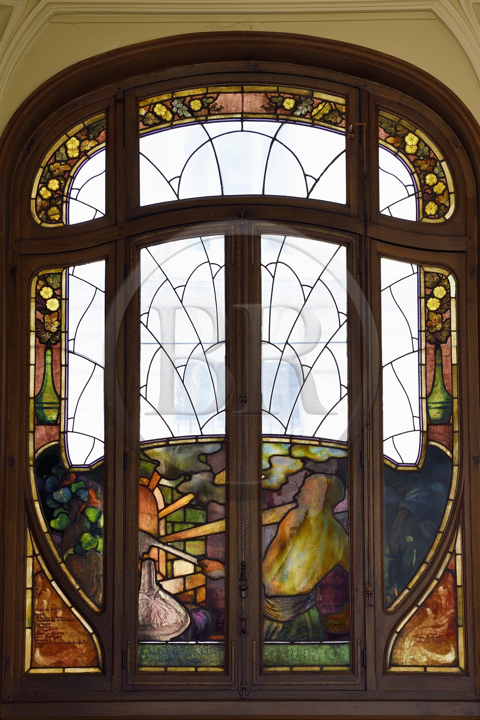 France, Meurthe et Moselle (54), Nancy, immeuble Art Nouveau de la chambre de commerce et d'industrie (CCI), les vitraux au rez-de-chaussée représentant des points forts de l'industrie lorraine conçus par Jacques Gruber, le travail du verre