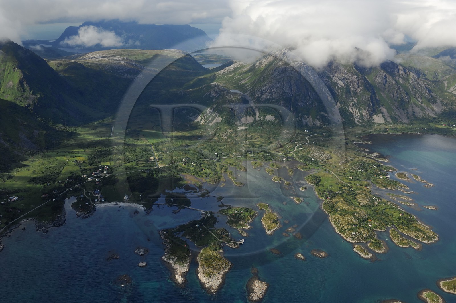 Norvège, Nordland, Iles Lofoten, Ile de Vestvagoy (vue aérienne)