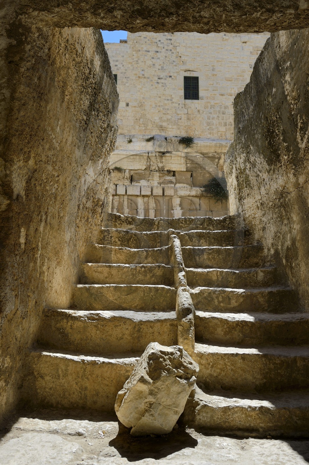 Israel, Jérusalem, ville sainte, vieille-ville classée Patrimoine Mondial de l'UNESCO, Le Mont du Temple au Centre Davidson, escalier du Mikvé (ou mikveh), bain rituel au pied du mur de soutènement ouest de l'esplanade du Temple construite par Hérode Ier le Grand