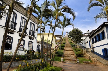 Brésil, Etat du Minas Gerais, ville de Serro, place (centrale) Joao Pinheiro et capela de Santa Rita (Route de l'or, Estrada Real)