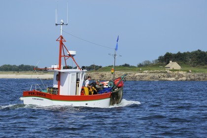 France, Finistère (29),  Bénodet, Anse du Trez, sortie de l'estuaire de l'Odet, retour d'un bateau de peche