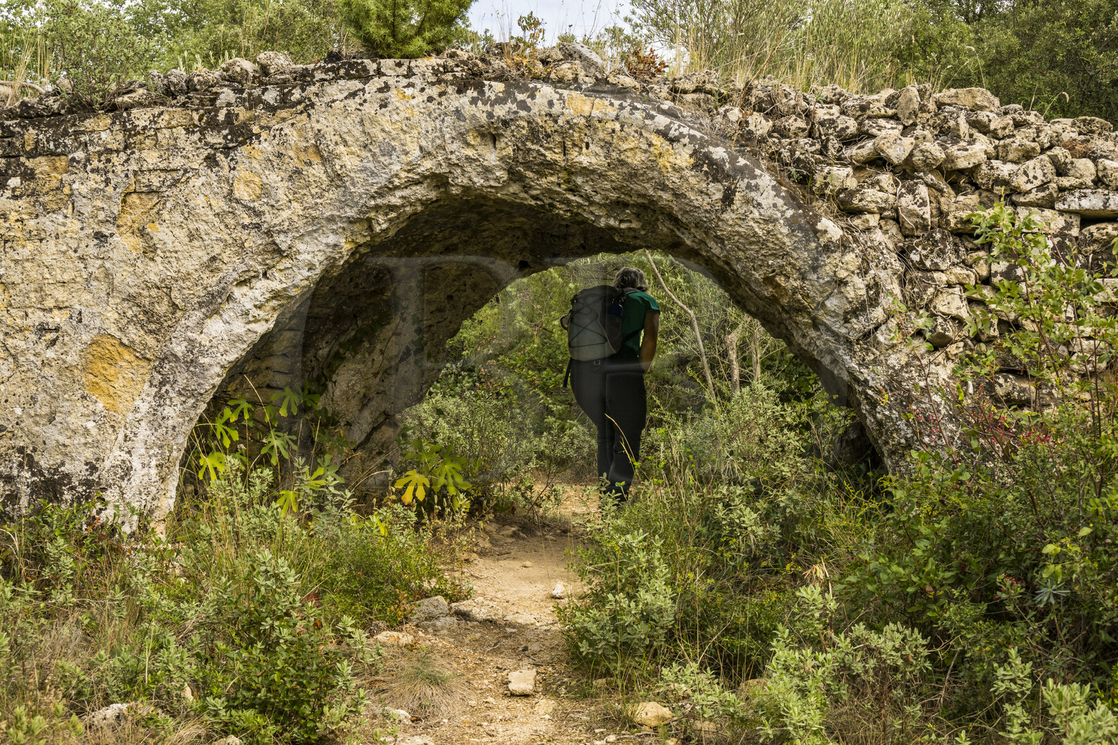 France, Gard (30), Vers-Pont-du-Gard, vestiges de l'aqueduc romain de plus de 52 km de longueur qui amenait l'eau de la Fontaine d'Eure au pied d'Uzès jusqu'à Nimes en passant sur le Pont du Gard