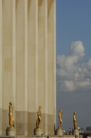 France, Paris (75), esplanade des Droits de l'Homme, sculpture en bronze doré intitulée la Jeunesse d'Alexandre Descatoire et la place du Trocadéro au fond