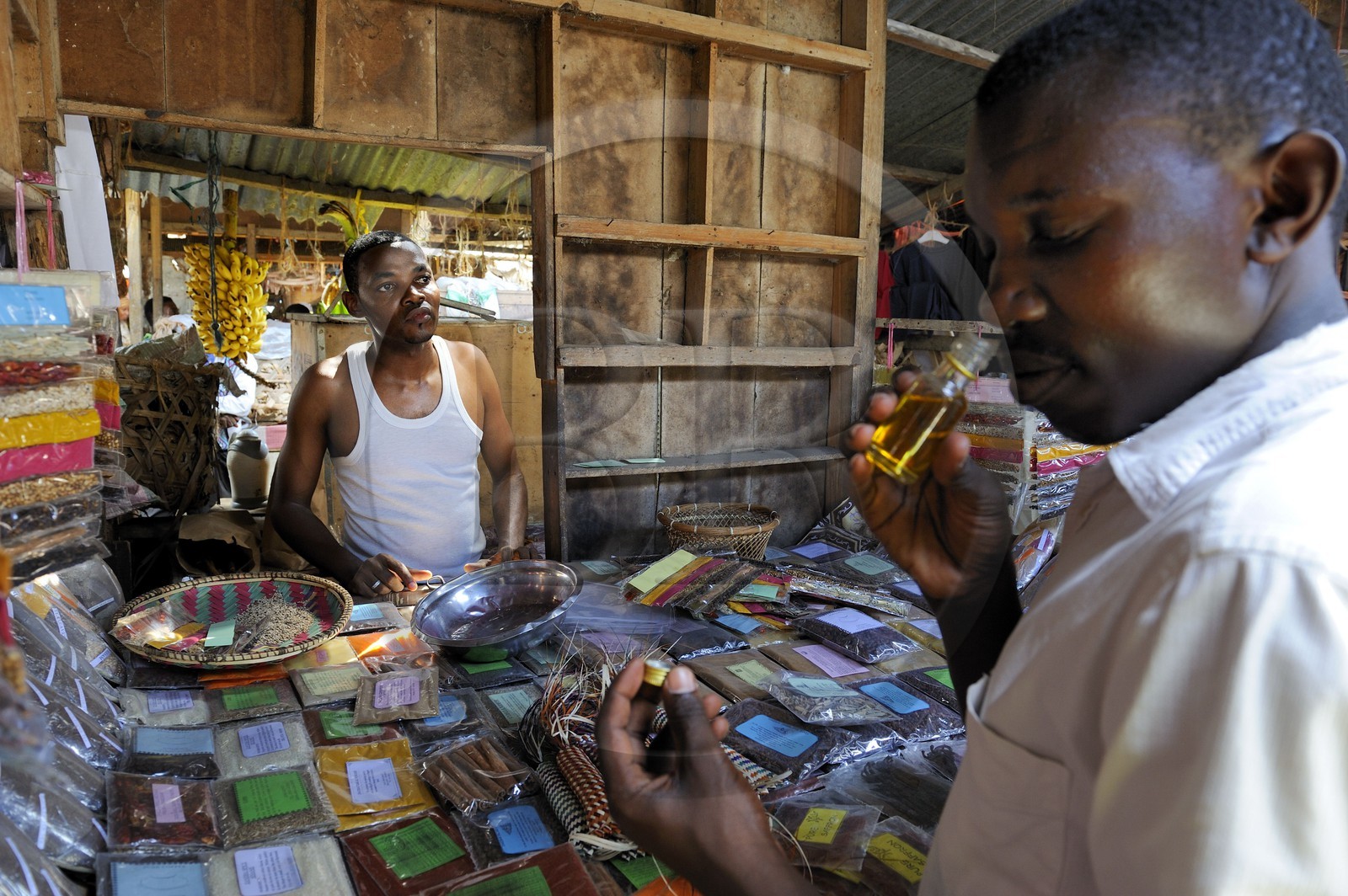 Tanzanie, archipel de Zanzibar, île de Unguja (Zanzibar), ville de Zanzibar, quartier Stone Town, classé Patrimoine Mondial de l' UNESCO, le marché de Darajani, étal aux épices