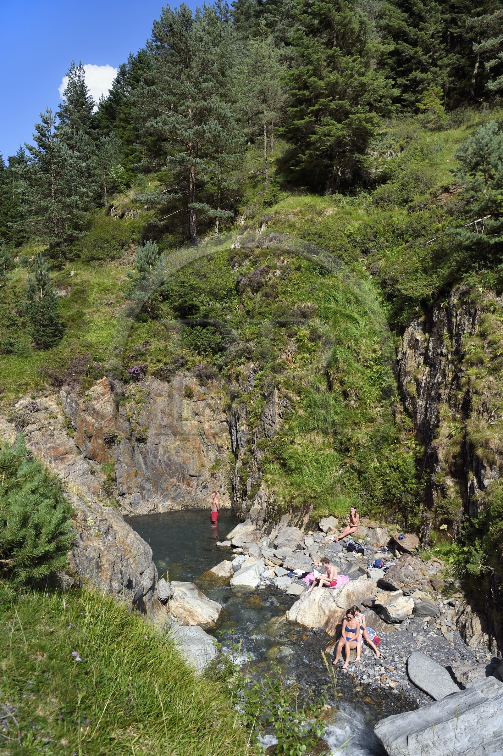 France, Hautes-Pyrénées (65), Saint-Lary-Soulan, vallée du Rioumajou, baignade dans la (rivière) Neste de Rioumajou