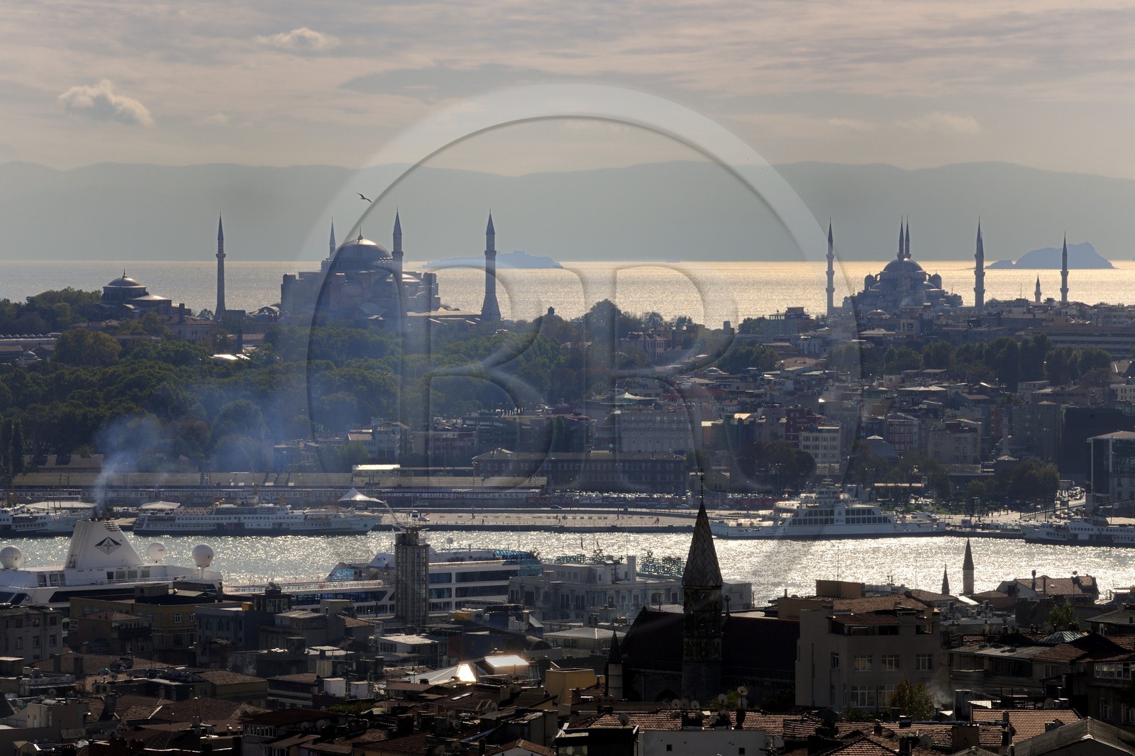 Turquie, Istanbul, centre historique classé Patrimoine Mondial de l'UNESCO, quartier de Sultanahmet, Aya Sofya (Haghia Sophia ou Sainte Sophie) et Sultan Ahmet Camii (Mosquée Bleue)