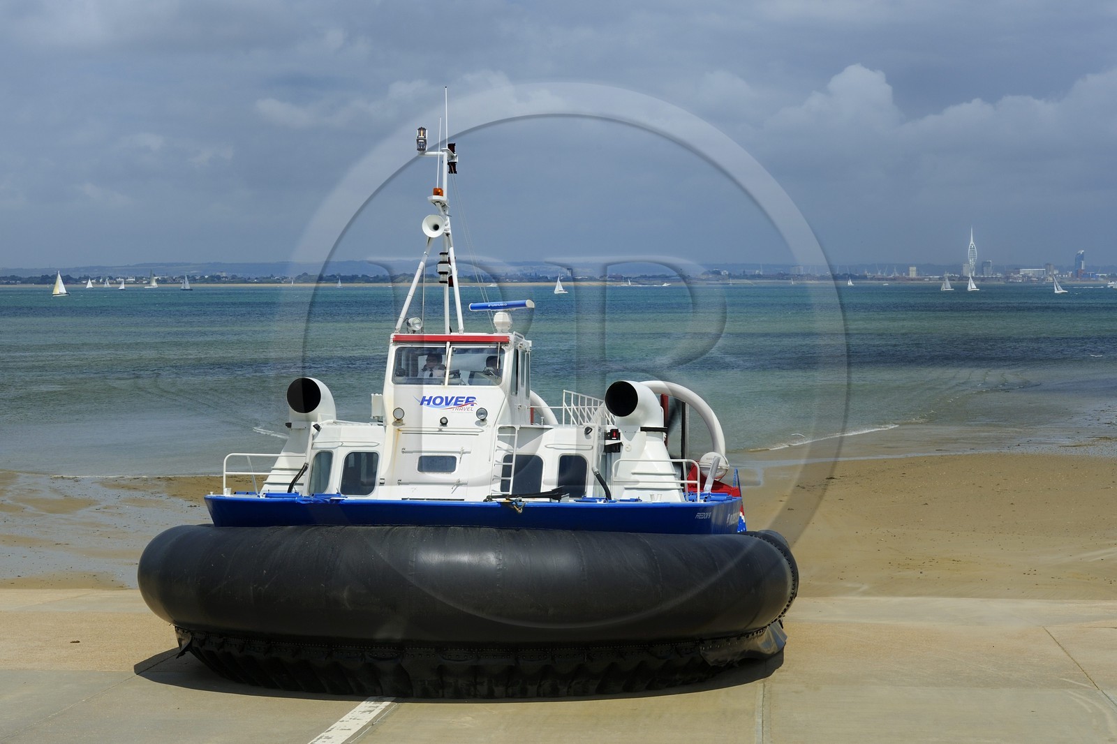 Royaume-Uni, Angleterre, Hampshire, Ile de Wight, Ryde, ferries de Southsea Portsmouth (en arrière plan) à Ryde avec l'aéroglisseur de Hover Travel