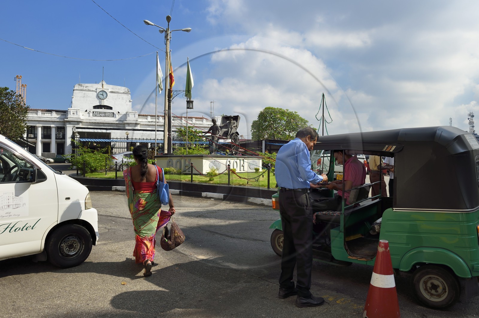 Sri Lanka, province de l'ouest, district de Colombo, Colombo, le port de commerce, statue représentant l'arrivée en pousse-pousse de l'écrivain Anton Tchekhov au Grand Oriental Hotel, le batiment de l'administration portuaire en arrière plan