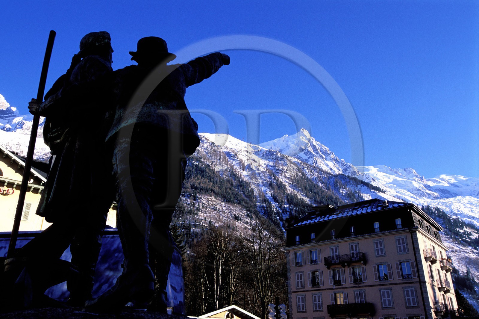 France, Haute Savoie, Chamonix, (Mont Blanc), statue of Paccard and Balmat pointing the Aiguille du Midi (needle)
