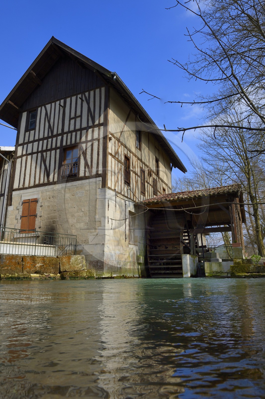 France, Marne (51), village de Saint-Amand-sur-Fion, ancien moulin à pan de bois, le moulin à eau de la Commanderie
