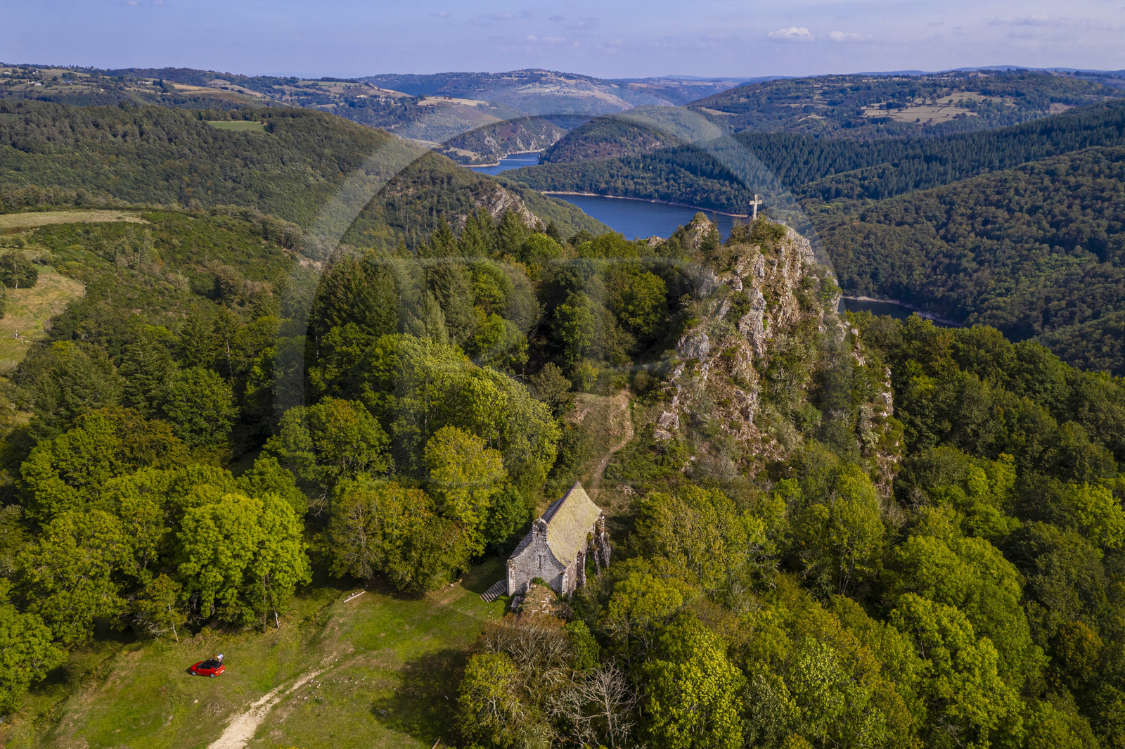 France, Cantal (15), Paulhenc, les Gorges de la Truyère, Rocher de Turlande, chapelle castrale romane du chateau détruit pendant la guerre de Cent Ans dans lequel est né Robert de Turlande, fondateur de l'Abbaye de La Chaise Dieu (vue aérienne)