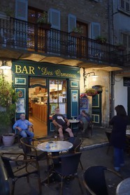 France, Var (83), La Dracénie, village de Tourtour, bar sur une terrasse de la place principale