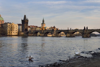 République Tchèque, Prague, centre historique classé Patrimoine Mondial de l' UNESCO, le pont Charles (Karluv Most ou Karlov Most) sur la rivière Vltava
