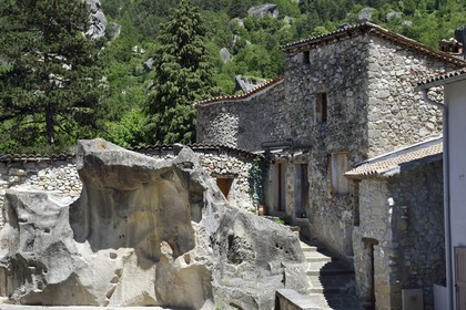 France, Alpes-de-Haute-Provence (04), Annot, blocs de grès dans le vieux bourg
