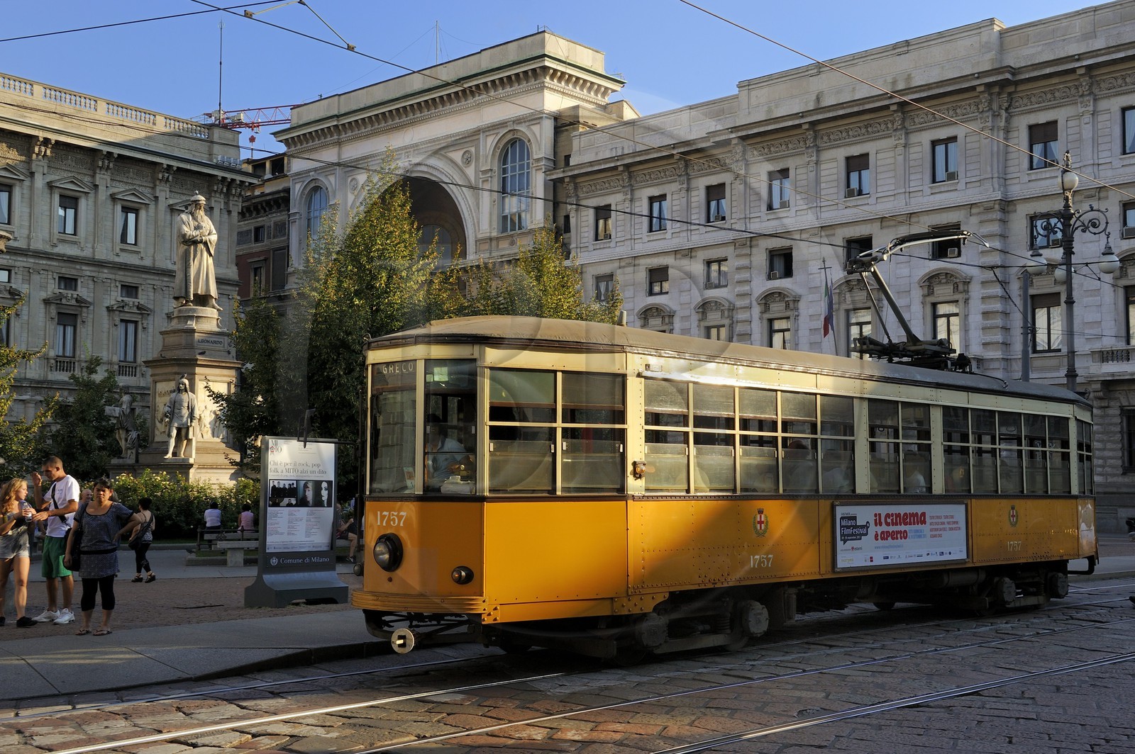 Italie, Lombardie, Milan, tramway sur la Piazza della Scala, avec au centre la statue dédiée à Léonard de Vinci et l'entrée de la galerie Vittorio Emanuele II en arrière-plan