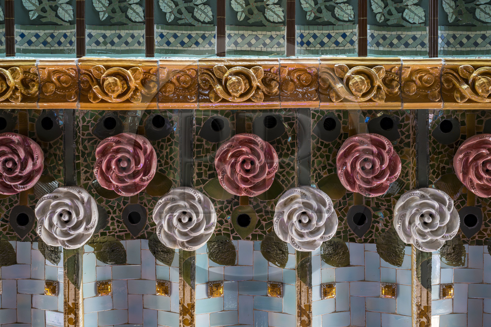 Espagne, Catalogne, Barcelone, Palau de la Musica Catalana (palais de la musique catalane), salle de concert dessinée par l'architecte du modernisme catalan Lluis Domènech i Montaner, site classé au Patrimoine Mondial de l'UNESCO, plafonds décorés avec des roses rouges et blanches en céramique