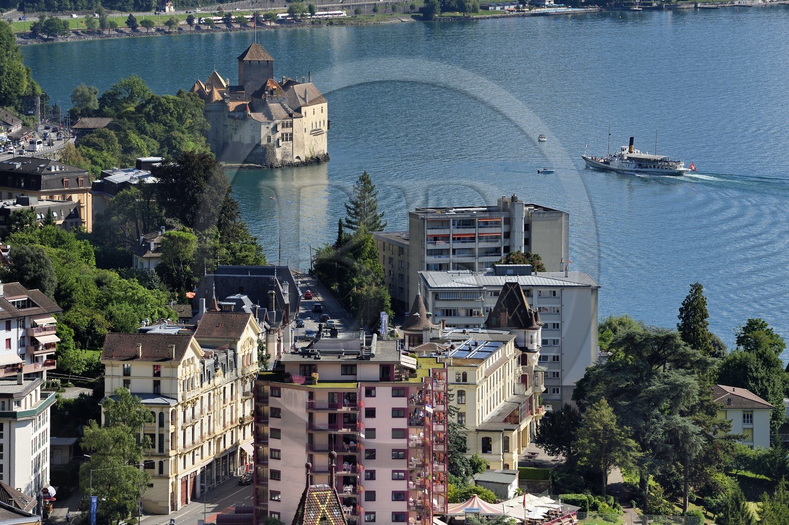 Suisse, Canton de Vaud, Montreux au premier plan et le chateau Chillon sur les rives du lac Léman à Veytaux