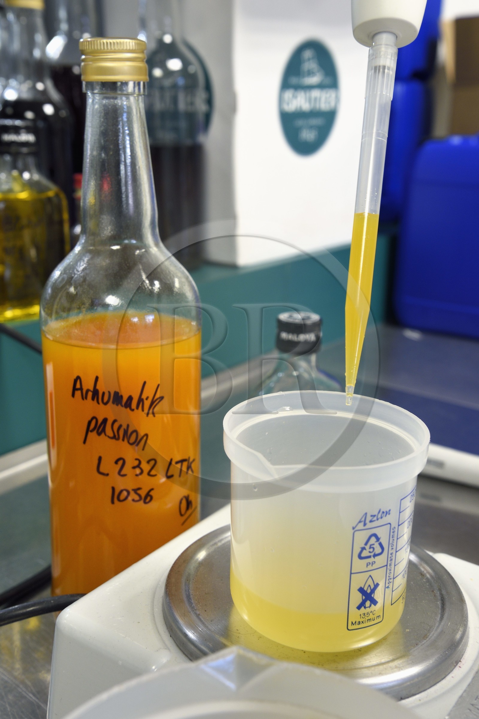 France, Ile de la Reunion, Saint Pierre, domaine de la distillerie Isautier, laboratoire d'analyses et de conception des nouveaux arrangements de rhum, ici l'Arhumatik passion