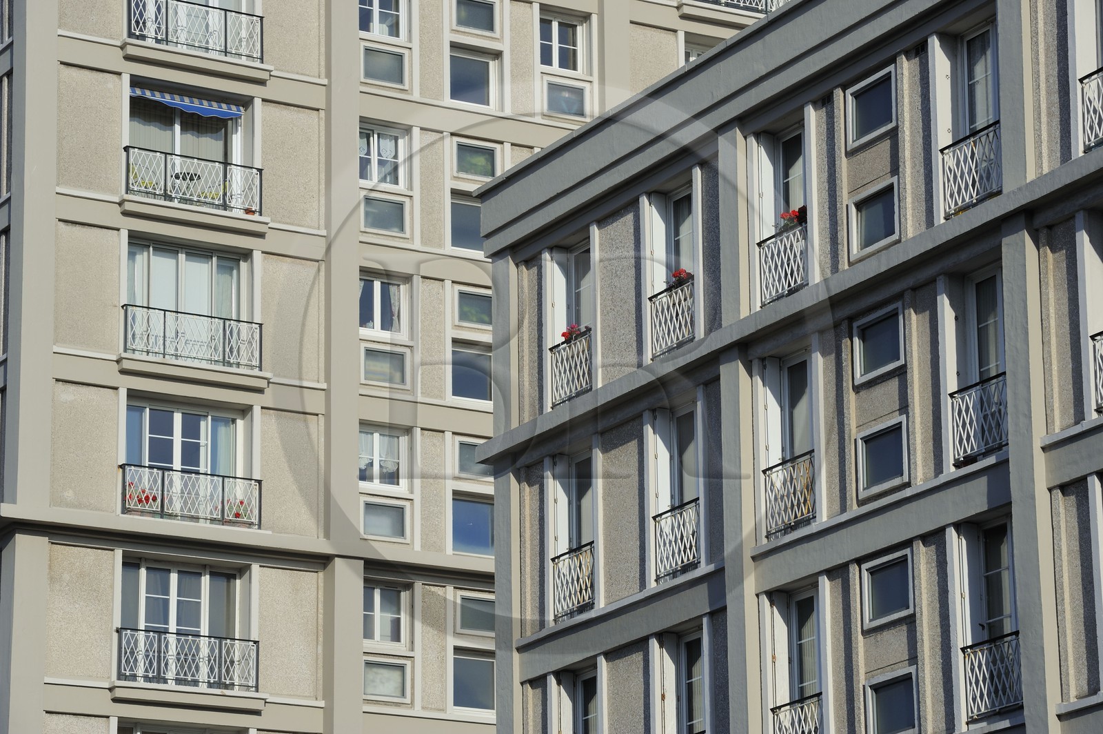 France, Seine-Maritime (76), Le Havre, Centre-ville reconstruit du Havre par Auguste Perret classé Patrimoine Mondial de l'UNESCO, détail de la façade des immeubles Perret de la Porte Océane au bout de l'avenue Foch
