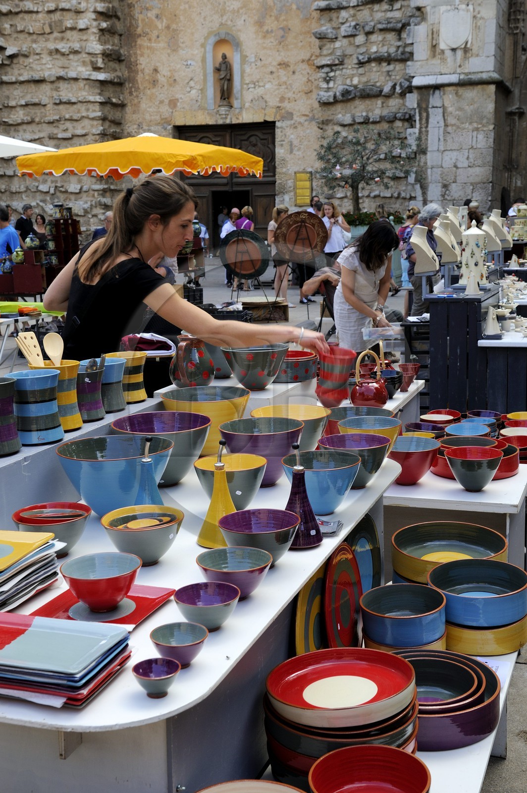 France, Var (83), Provence Verte, Saint-Maximin-la-Sainte-Baume, le marché de poteries et céramiques