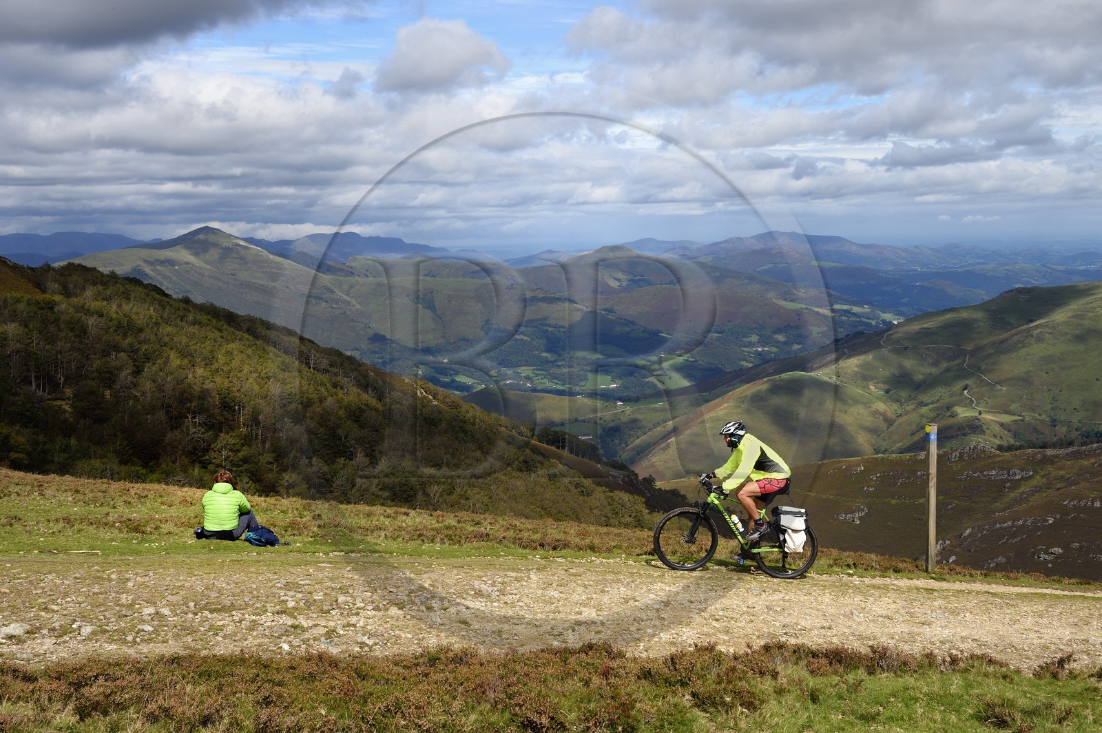Espagne, Pays-Basque, Navarre, chemin de Saint-Jacques de Compostelle entre Saint-Jean-Pied-de-Port et Roncevaux, randonneurs col de Lepoeder et la vallée de Luzaide en arrière plan