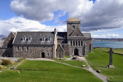 Royaume-Uni, Ecosse, Highland, Hébrides intérieures, Ile de Iona face à l'Ile de Mull, abbaye d'Iona fondée par Saint Columba au VIème siècle et la Croix de Saint-Martin à droite
