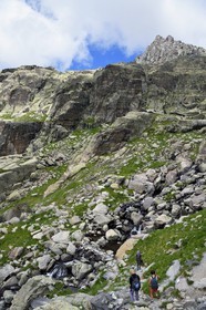 France, Alpes-Maritimes (06), parc national du Mercantour, Vallée des Merveilles parsemée de milliers de gravures rupestres de l'Age de bronze, randonneurs sur le sentier de randonnée GR 52