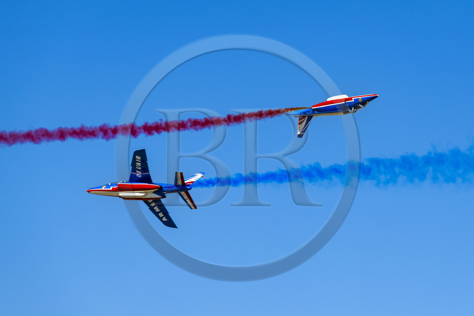 France, Bouches-du-Rhône (13), Salon-de-Provence, base aerienne 701, base de la Patrouille de France (PAF pour Patrouille acrobatique de France) de l'Armée de l'air et de l'espace française, figure de croisement des solos lors d'un vol d'entrainement des avions Alphajet