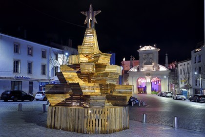 France, Meurthe-et-Moselle (54), Nancy, place des Vosges et Porte Saint Nicolas en arrière plan, le Vive Le Vent de l'ébéniste d’art et co-fondateur de L’Atelier 1954 Bastien Ruhland exposé pendant la fête de la Saint-Nicolas