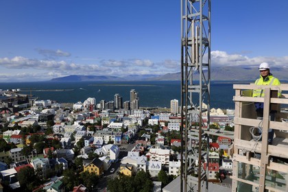Islande, Reykjavik, la vieille ville et le port depuis le sommet de l'église de Hallgrimskirkja en travaux