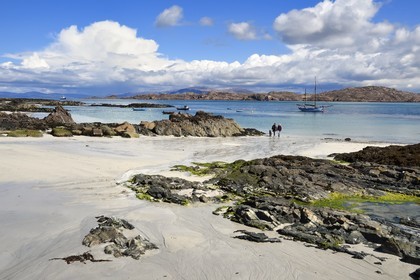 Royaume-Uni, Ecosse, Highland, Hébrides intérieures, plage de sable sur l'Ile de Iona faisant face au Ross of Mull