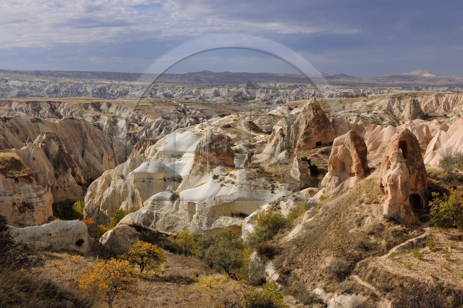 Turquie, Anatolie Centrale, province de Nevsehir, Cappadoce classée Patrimoine Mondial de l'UNESCO, vallon de Kizil Çukur (vallée Rouge) sur le versant occidental du massif de l'Ak Tepe vers Çavusin