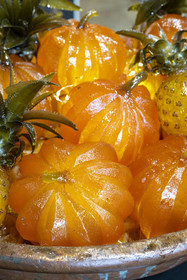 France, Bouches-du-Rhône (13), Parc Naturel Régional des Alpilles, Saint-Rémy-de-Provence, Maison Lilamand, confiserie traditionnelle de fruits confits et calissons, réalisation avec melon cantaloup et ananas Victoria
