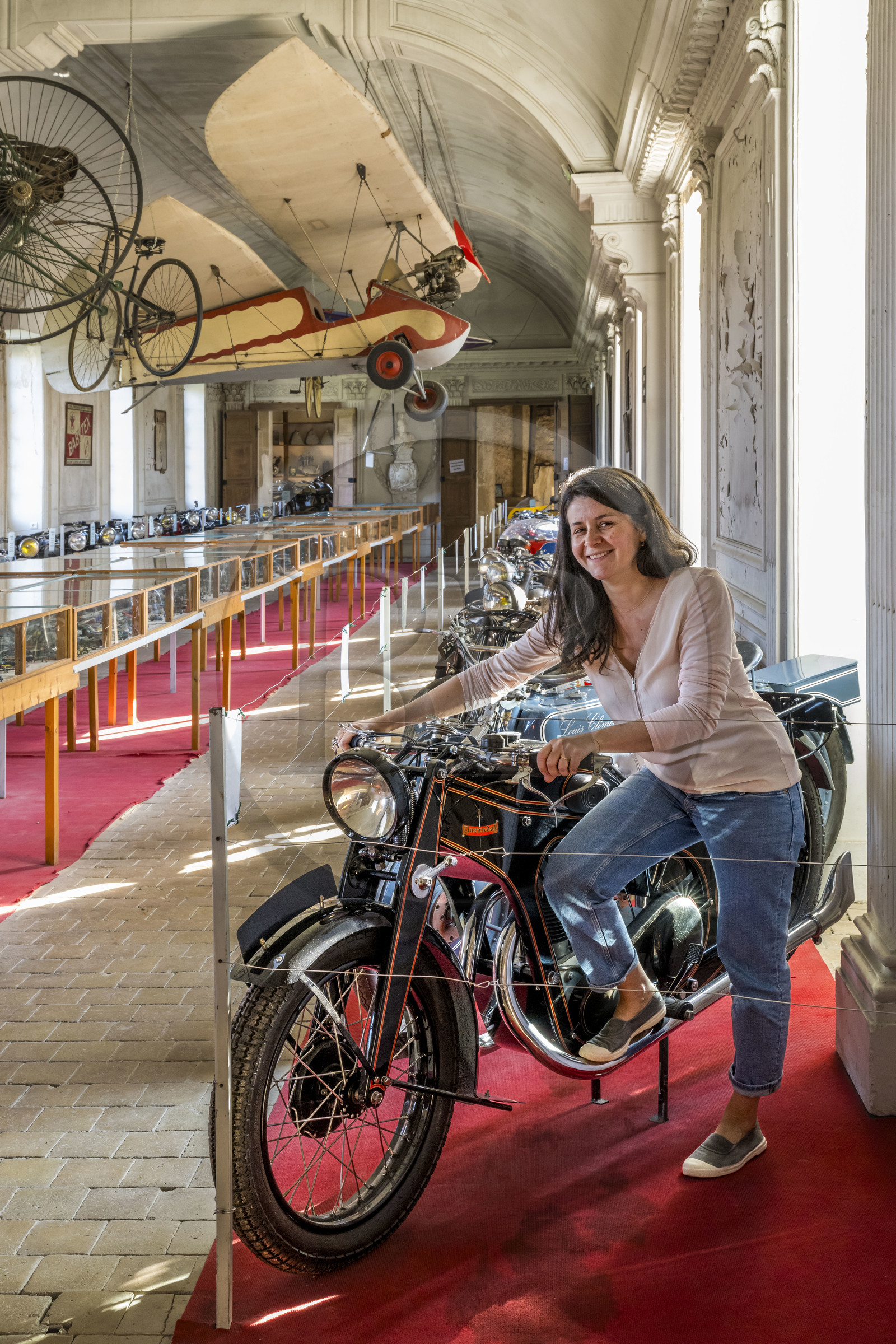 France, Côte-d'Or (21), Côte de Beaune, Savigny-les-Beaune, le chateau avec les musées et collections avions de chasse, voitures de course Abarth, motos, tracteurs enjambeurs, maquettes, camions de pompiers, Marie Pont pose avec la moto Durandal (1937), première moto collectionnée par son arrière grand-père