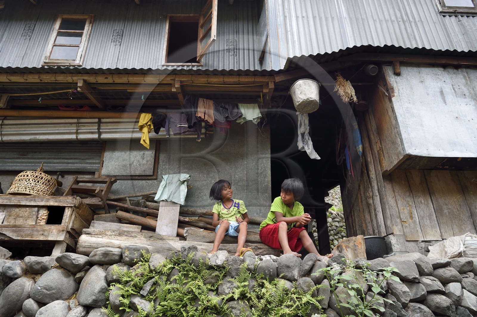 Philippines, province d'Ifugao, région de Banaue, village de Cambulo, enfants devant la maison familiale