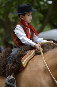 Argentine, province de Buenos Aires, San Antonio de Areco, fête du Jour de la Tradition (Dia de la Tradition), très jeune gaucho à cheval défilant en habit traditionnel