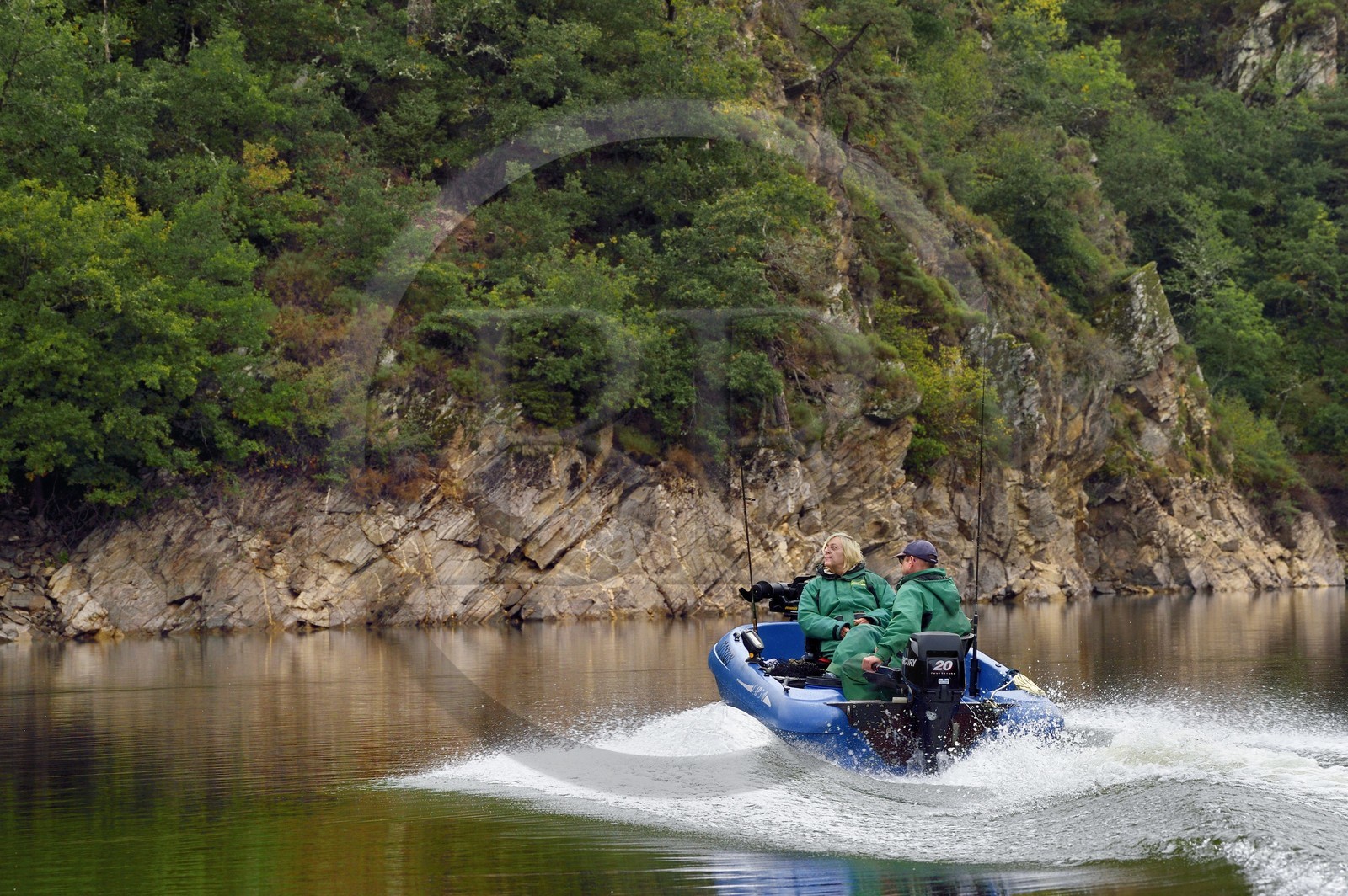 France, Cantal (15), Gorges de la Truyère, Ruynes-en-Margeride, pêcheurs à la ligne remontant la rivière Truyère en amont du viaduc de Garabit