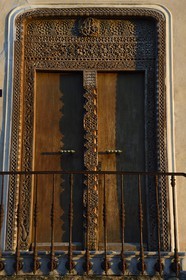 France, Var (83), Saint-Tropez, porte sur la place de l'hôtel de ville, fabriquée sur l'île de Zanzibar au XIXe siècle et ramenée par un capitaine de navire tropézien