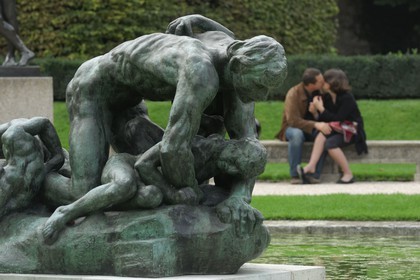 France, Paris (75), Musée Rodin, sculpture Ugolin, amoureux en arrière-plan
