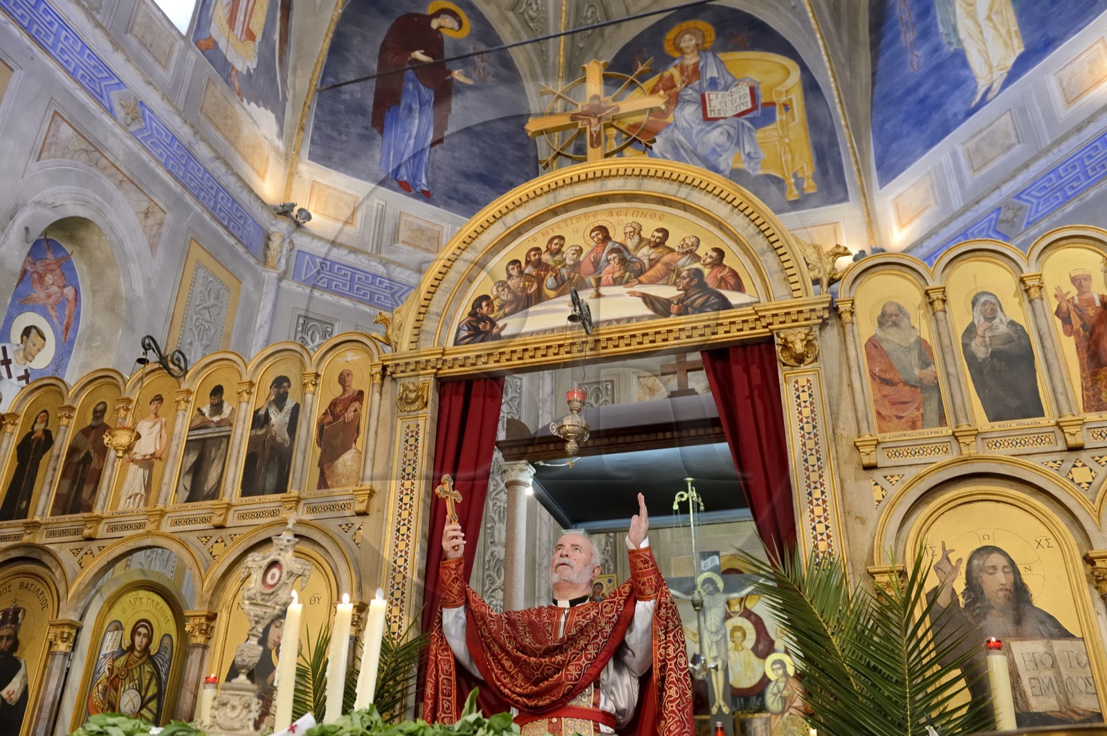 France, Corse-du-Sud (2A), Cargèse, église Saint Spyridon grecque catholique de rite oriental, messe de la fête du basilic (exaltation de la Sainte-Croix) par l’archimandrite Athanase